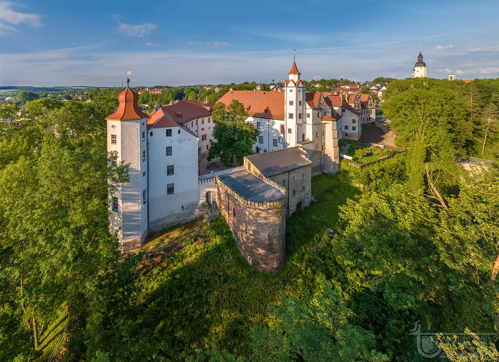 Renaissanceschloss mit grünen Bäumen