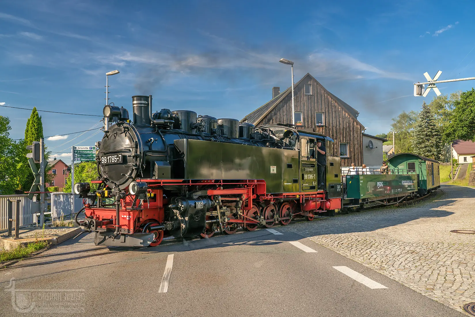 Dampflok überquert Straße