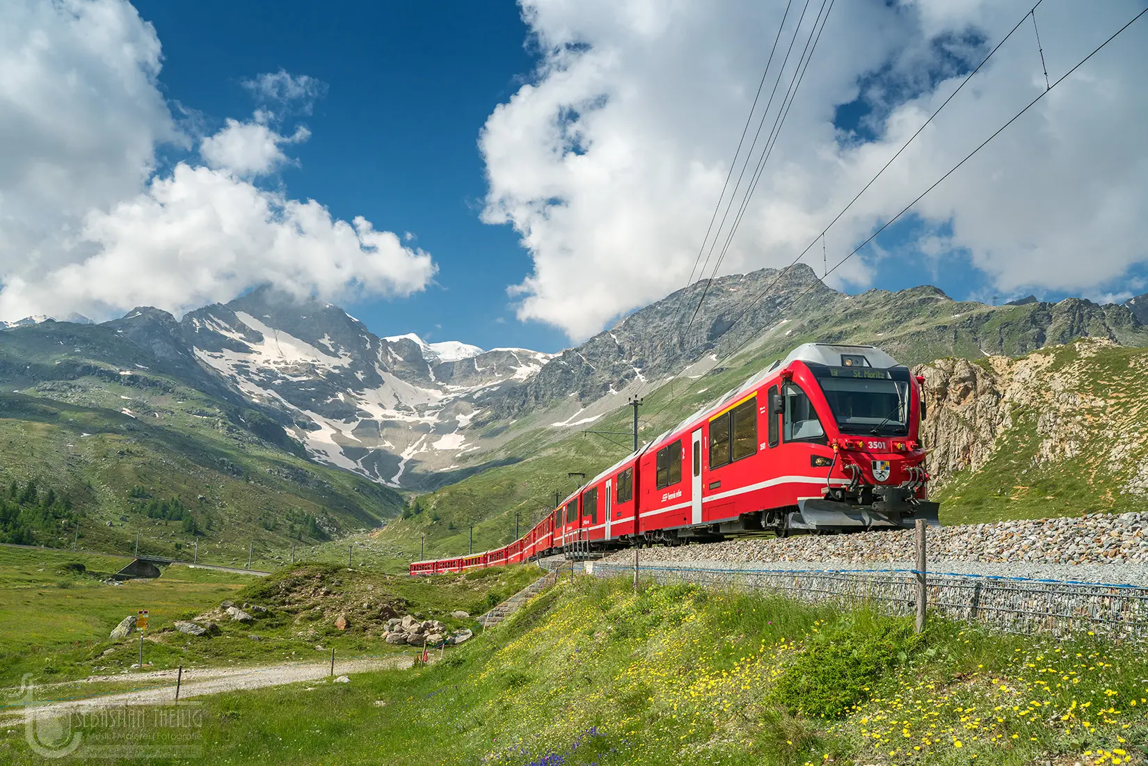 Roter Eisenbahnzug im Hochgebirge