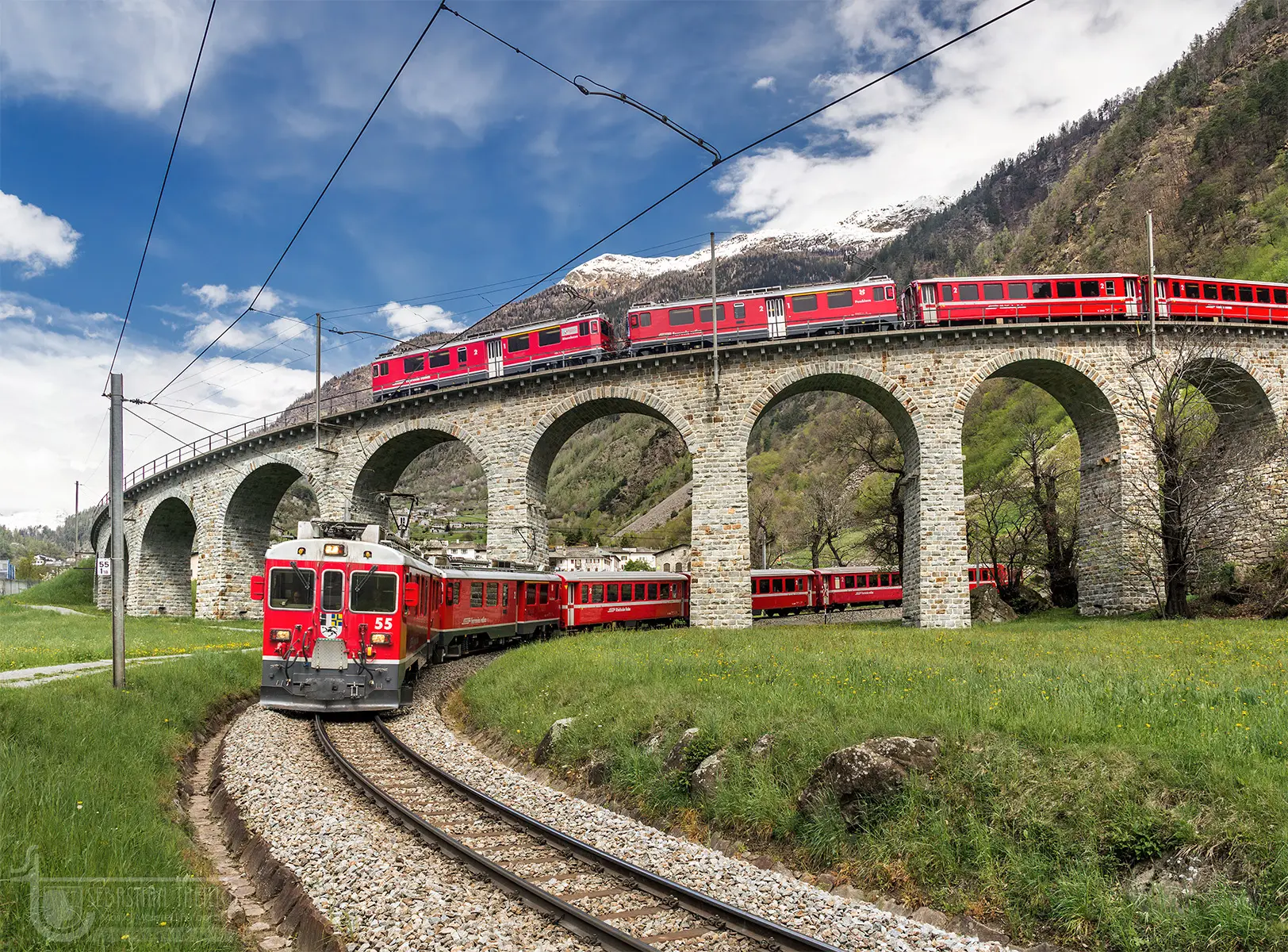 Rote Eisenbahn auf runder Brücke