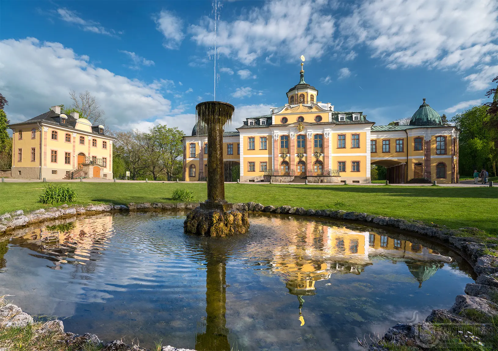 Rokoko-Schloss mit Spiegelung im Springbrunnen