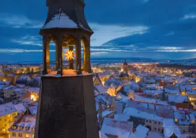 Weihnachtsstern in Kirchturm