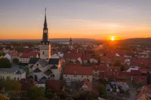 Kirchtürme mit untergehender Sonne
