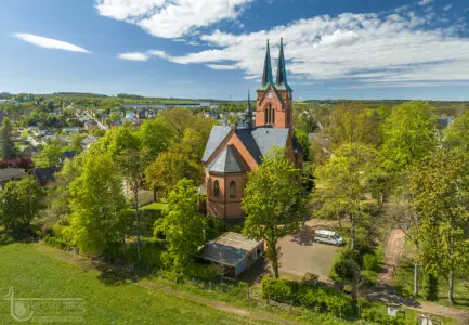 Backsteinkirche in grüner Landschaft