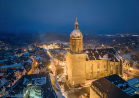 Große gotische Kirche zur Weihnachtszeit