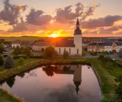 Spiegelnde Dorfkirche mit Sonnenuntergang