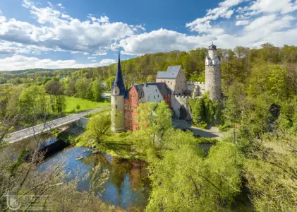 Burg in grüner Landschaft