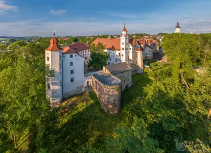Renaissanceschloss mit grünen Bäumen