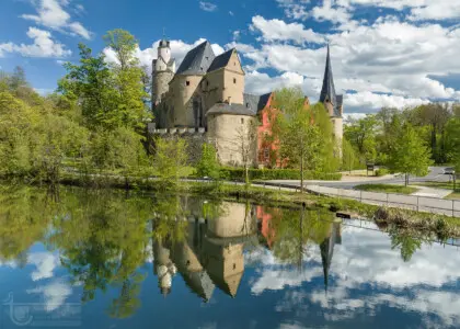 Wasserburg spiegelt sich im Wasser