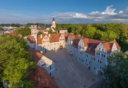 Renaissanceschloss in grüner Landschaft
