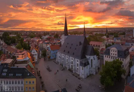 Stadtkirche Weimar mit flammendem Himmel