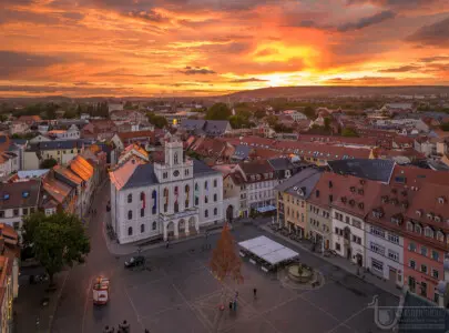 Rathaus und Markt mit flammendem Himmel