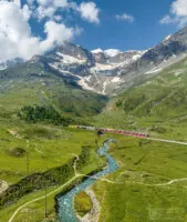 Roter Eisenbahnzug im Hochgebirge