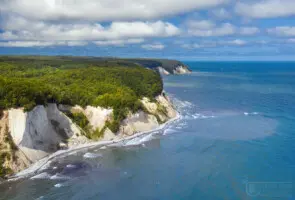 Luftbild der Kreideküste der Insel Rügen am Meer
