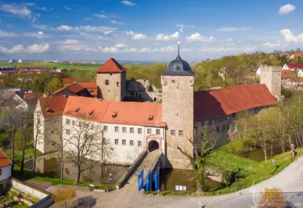 Wasserschloss im Frühling
