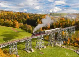 Dampflok auf Brücke im Herbst