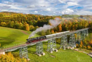 Dampflokomotive auf Brücke im Herbst