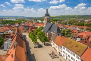 Kleinstadt mit Kirche im Frühling