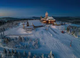 Berggipfel im Schnee mit Hotel Fichtelberghaus