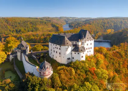 Burg in herbstlicher Landschaft