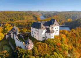 Burg in herbstlicher Landschaft
