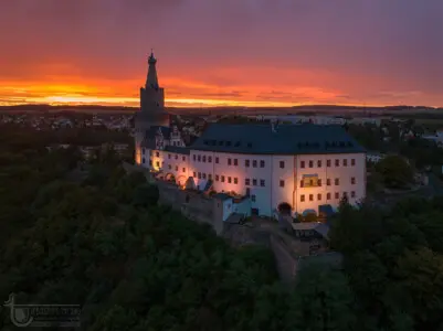 Burg vor flammendem Himmel