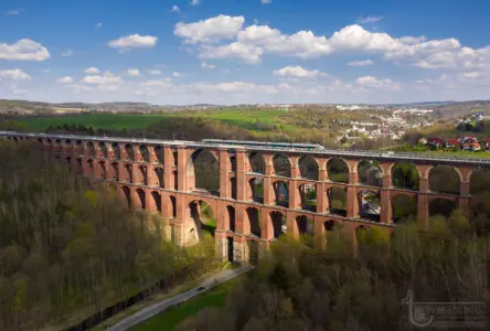 Eisenbahnbrücke im Frühling Mit Eisenbahn.