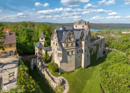 Renaissanceschloss in grüner Landschaft