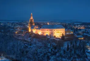 Beleuchtete Burg bei Nacht im Winter