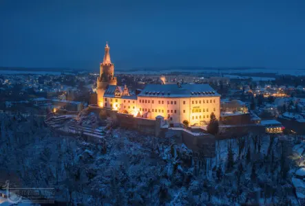 Beleuchtete Burg bei Nacht im Winter