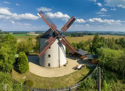 Windmühle in weiter Landschaft