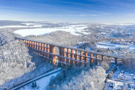 Winterlandschaft mit Eisenbahnbrücke