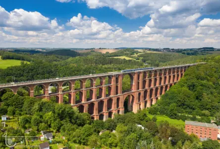 Eisenbahnbrücke mit Eisenbahn