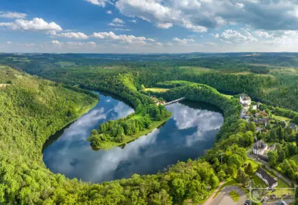 Fluss in grüner Landschaft