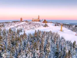 Berggipfel im Schnee mit zarten Farben
