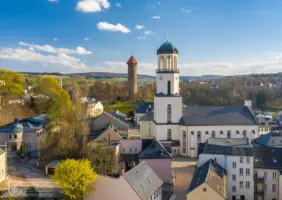 Stadtansicht mit Türmen