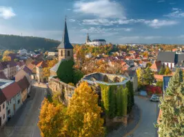 Ruine mit Altstadt im Herbst