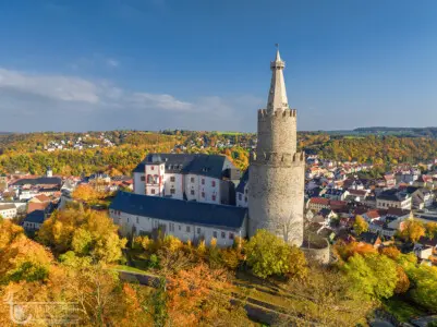 Burg mit hohem Turm