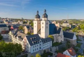 Kirche mit zwei weißen Türmen