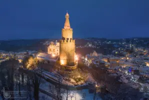 Beleuchtete Burg bei Nacht in Winter