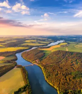 Fluss im Abendlicht