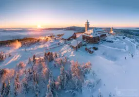 Berggipfel im Schnee mit Sonnenaufgang