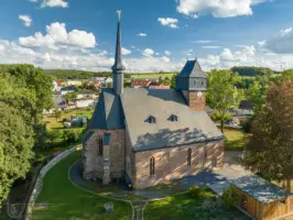 Mittelalterliche Kirche mit hoher Spitze