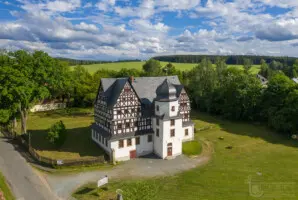 Fachwerkhaus in grüner Landschaft