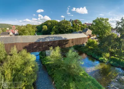 Überdachte Holzbrücke über die Weiße Elster
