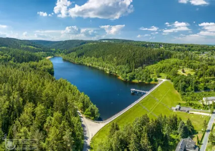 Talsperre oder Stausee in grüner Landschaft