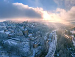 Winterliche Stadtansicht mit Pöhlberg, Wolken und Schnee