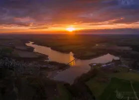 Abendrot mit Sonne an der Talsperre Zeulenroda
