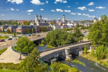 Drohnenaufnahme der Brücken über den Fluss Weiße Elster in Plauen