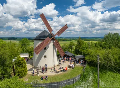 Mühlentag an Turmwindmühle in grüner Landschaft